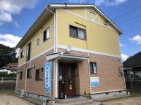 ☆教室外観☆　黄色い壁と青い看板が目印です