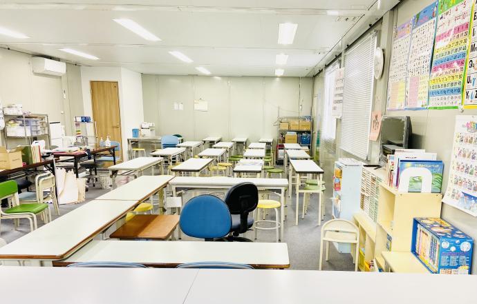 幼児席　見守り席、自立席　計45席<br />
８名の先生で子供たちの学習を応援しています