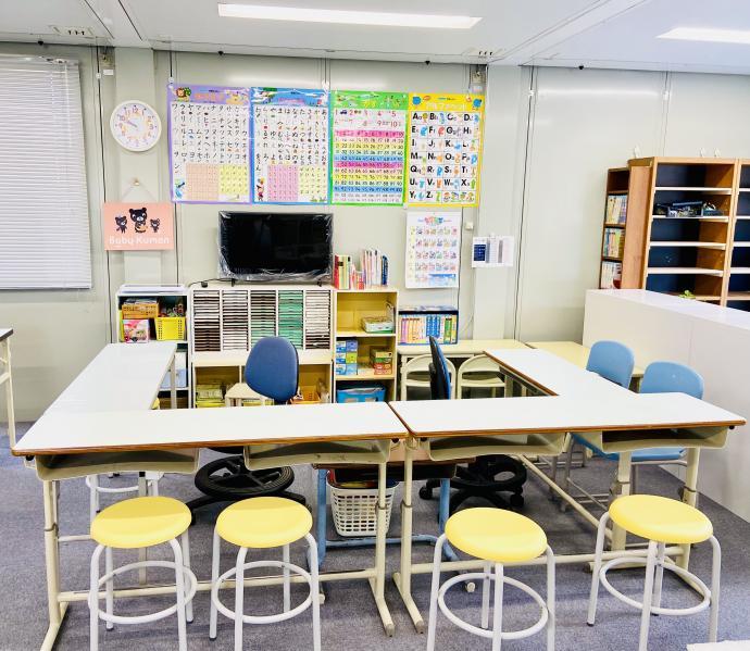 【幼児コーナー】幼児席8席＋待合４席<br />
常時2人の幼児担当の先生が対面指導を実施