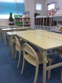小さなお子様も安心して座れる机・イスを準備しております。