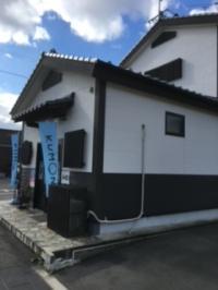 空色のKUMONの旗が目印です。駐車場・駐輪場もあります。（１０台分）