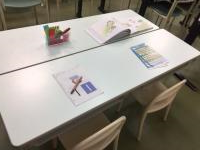 小さなお子さまでも足のつく、机・イスを準備しています。