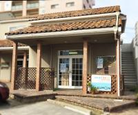 茶色の屋根が目印です。