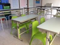 小さなお子様も安心してお座りできる机・椅子をご用意してます。