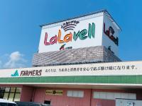 明倫小学から徒歩4分、ふれあいプラザ ララベルの2階にあります。