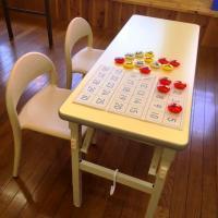 幼児も座って学習できる環境を整えています。