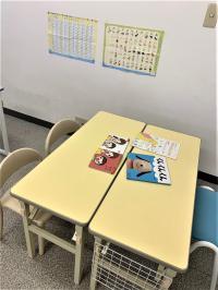 お子さまに合わせた椅子、机をご用意しています。