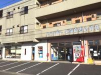 コインランドリー隣の白い壁の部分が教室です。駐車場は教室前2台分ございます。