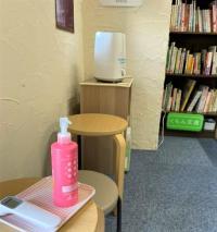 消毒・検温してから入室します。加湿器の他、空気清浄機・換気扇を使用しております・