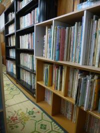 絵本・本のコーナーも充実しています。貸し出しもしています。