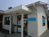 千栗バス停前です。駐車場も完備しています。