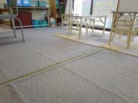 広い教室は、畳の上にカーペットを敷いており、乳幼児さんもお座りできます