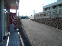 薬局との間の道を２００Ｍ進みます。