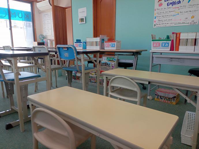 幼児学習席はスタッフ席に近く、しっかりサポートします。<br />
青い椅子は幼長さん用。