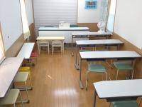 教室内の雰囲気です。明るい室内で、空気清浄機、サーキュレーターも設置しています。