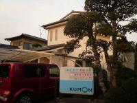 KUMON看板が目印の教室外観です。駐車場もございます。