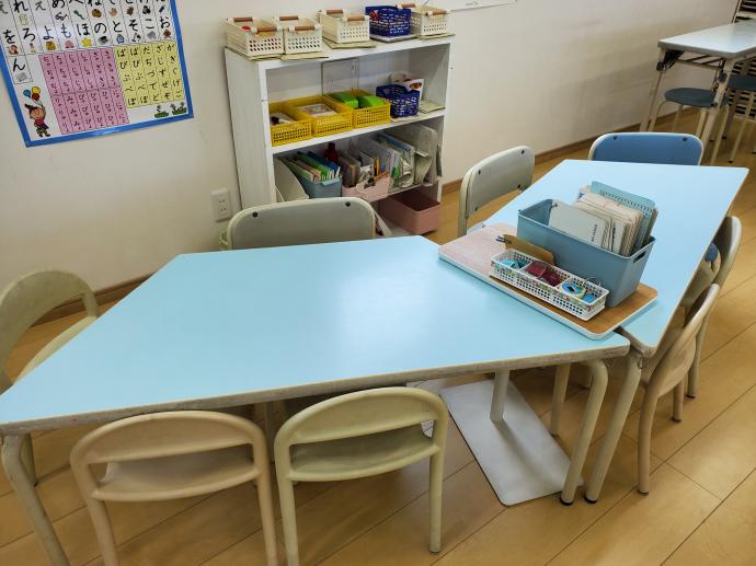 幼児さんは体に合わせた小さな机と椅子でお勉強します。幼児専用の先生と一緒です