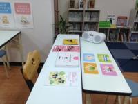 <br />
6ヶ月のお子さんがママのおひざにすわって<br />
私ににっこり