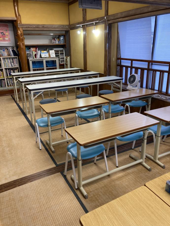 レトロな公民館ですが、教室内は照明も明るく、身長別の机と椅子をご用意しています。