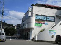 教室はファミリーマートさんの二階にあります。