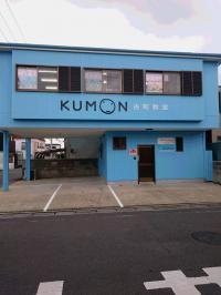 青い外観の教室です。駐車場もあります。