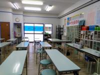 光差し込む明るい教室で、幼児さんから高校生までが自立し集中学習。