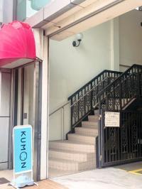 教室は城栄町商店街、プロショップМ様の２階です。階段を上ってお越しください。