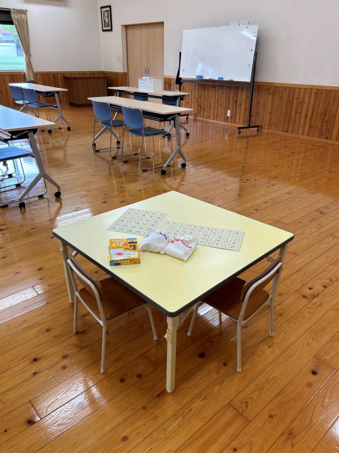 幼児の生徒さんは体のサイズに合った机といすで学習します。