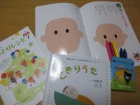 2歳向けのアドバンス7号、書いたり貼ったりが楽しい内容<br />
