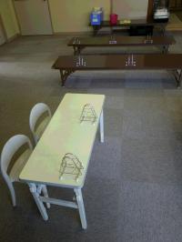 幼児用の机もあるので、座って学習できる子になります。。