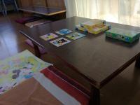 小さなお子さまにも安心の机で、パズルなどを楽しめます。