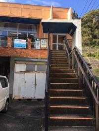 階段を上がって2階です。