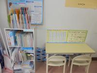 幼児さん用の学習スペースです。絵本も準備しています♪