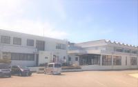 建物の前に、広い駐車スペースがあります。<br />