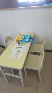 幼児でも安心！小さな机とイスをご用意しています。