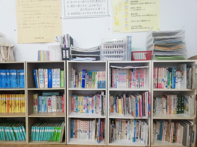 教室内の図書も充実しており、生徒達は様々なジャンルの本を楽しんでいます。