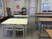 幼児さんは床に足がつくように幼児用机とイスで学習します