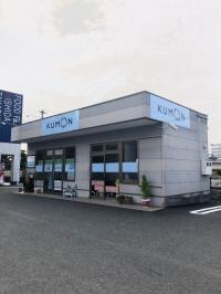 フードプラザにしださんの敷地内にあります。駐車場も広々♪