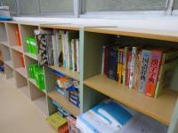 公文文庫には図書や辞書そして教材見本を置いています。