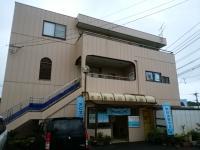 駐車場完備しています。ビルの1階が教室になっています。