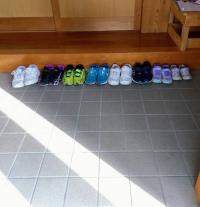 靴を並べる習慣づけも行っています。<br />
みんなきれいに並べてくれています。
