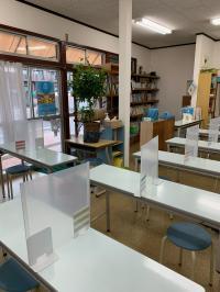 明るい教室です<br />
入室時には手指消毒と<br />
検温を実施しています