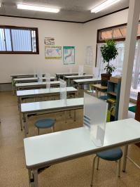 感染症対策用パネルを設置し<br />
長机に一人ずつ交互に座って学習します