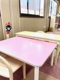 乳幼児さんでも安心してお使いいただけるよう、背の低いイス机をご用意しております。