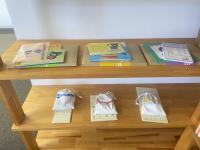 毎月もらえる絵本とやりとりブックは持ち運びしやすいサイズで喜ばれています。