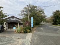 万田小学校の前にあります。駐車場もあります。