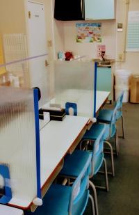 対面指導席には感染対策のガードを取り付けています