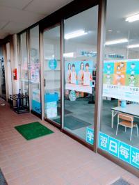 ガラス張りで明るい教室です<br />
自動ドアから入ると自動手指消毒器を置いています