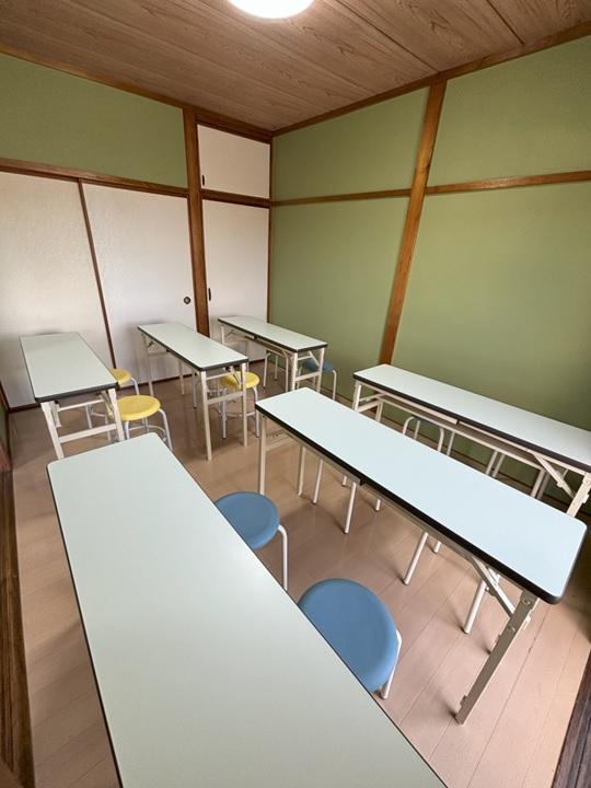 教室の風景。新品の机とイスが並んでいます。