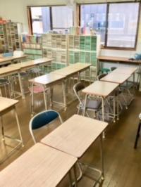 幼児さん用の背の低い机イスをご用意しています。